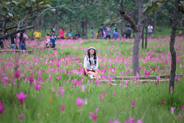 泰国Chaiyaphum的Sai Thong国家公园Krachiew花圃中的妇女 — 图库照片