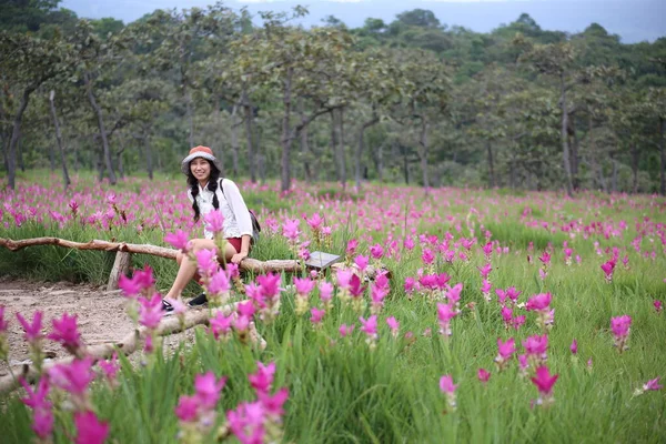 Kobiety Polach Kwiatów Krachiew Parku Narodowym Sai Thong Chaiyaphum Tajlandia — Zdjęcie stockowe