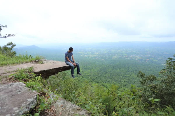 Homem Sentado Beira Penhasco Sai Thong National Park Chaiyaphum Tailândia — Fotografia de Stock