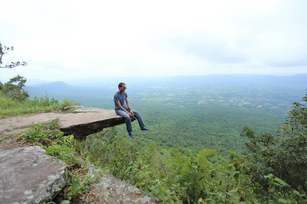 Mannen Sitter Vid Kanten Klippa Sai Thong National Park Chaiyaphum — Stockfoto