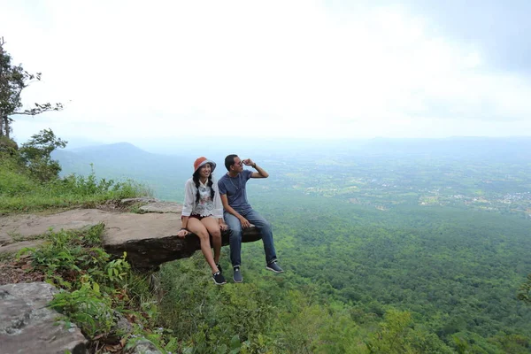男子和妇女坐在泰国猜耶芬的西通国家公园悬崖边 — 图库照片