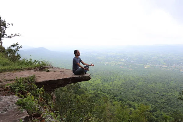 Man Sitting Edge Cliff Sai Thong National Park Chaiyaphum Thailand — Stock Photo, Image