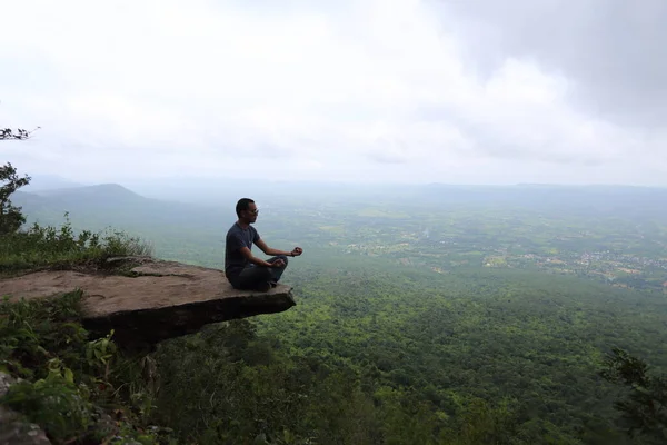 タイのチャイヤフムにある崖サイトン国立公園の端に座っている男 — ストック写真