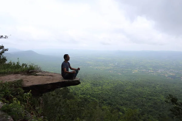 Man Sitting Edge Cliff Sai Thong National Park Chaiyaphum Thailand — Stock Photo, Image