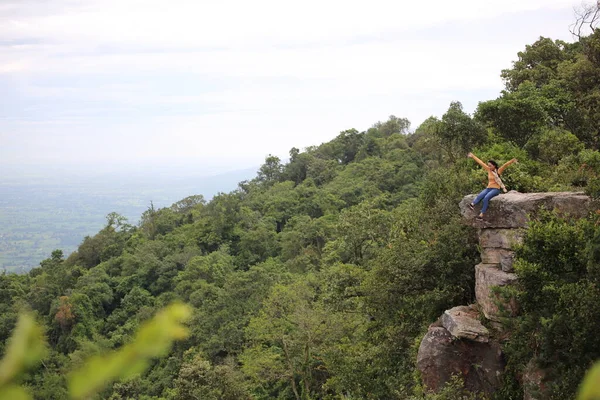 泰国Chaiyaphum的Mor Hin Khao国家公园 一名妇女坐在悬崖上 — 图库照片
