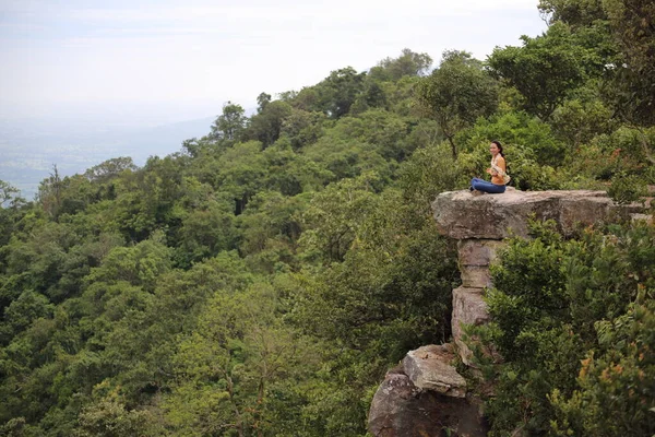 Woman Sitting Cliff Mor Hin Khao National Park Chaiyaphum Thailand — Stock Photo, Image