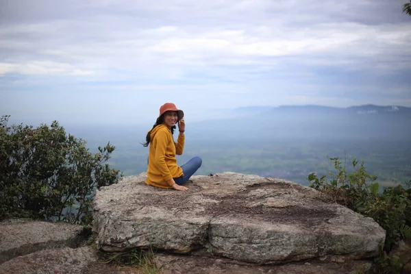 Γυναίκα Κάθεται Ένα Βράχο Στο Mor Hin Khao Εθνικό Πάρκο — Φωτογραφία Αρχείου