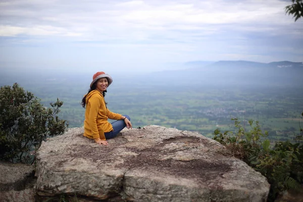 Mulher Sentada Penhasco Parque Nacional Mor Hin Khao Chaiyaphum Tailândia — Fotografia de Stock