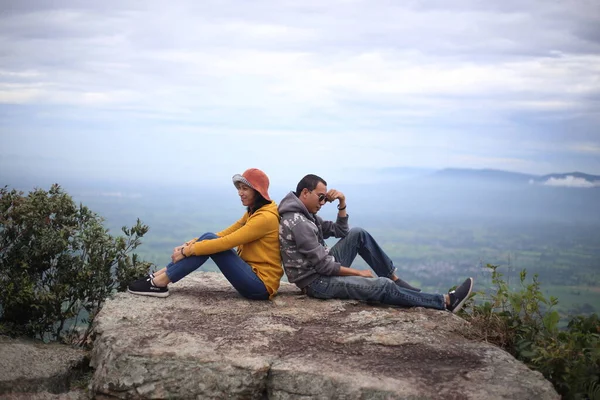 泰国Chaiyaphum的Mor Hin Khao国家公园 男人和女人坐在悬崖峭壁上倒水 — 图库照片