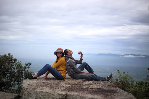 Mulheres Homens Sentam Despejam Falésias Parque Nacional Mor Hin Khao — Fotografia de Stock