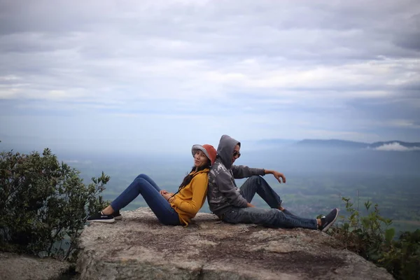 Mulheres Homens Sentam Despejam Falésias Parque Nacional Mor Hin Khao — Fotografia de Stock