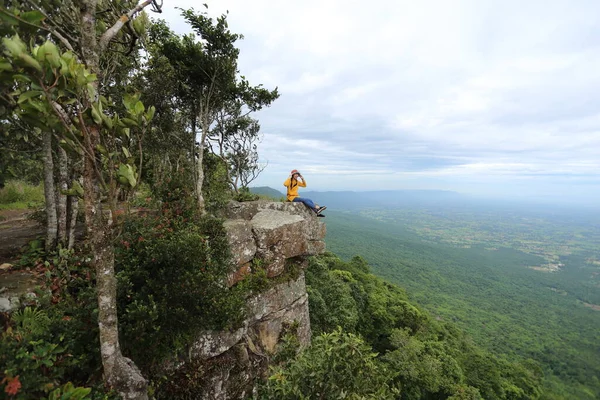 Kvinna Som Sitter Klippa Vid Mor Hin Khao Nationalpark Chaiyaphum — Stockfoto