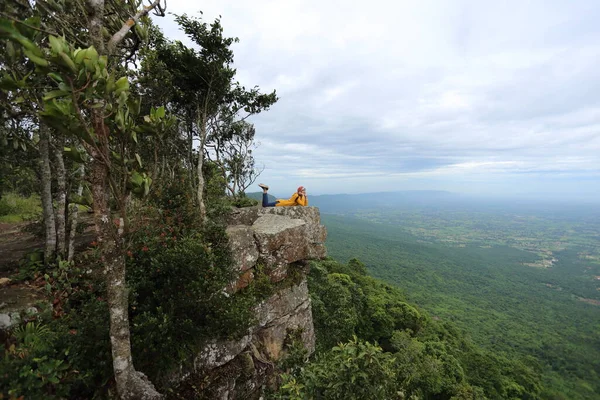 Kvinnan Lägger Sig Klippan Vid Mor Hin Khao Nationalpark Chaiyaphum — Stockfoto