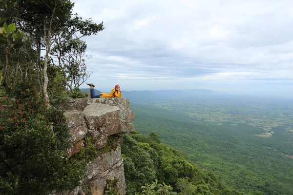 Kvinnan Lägger Sig Klippan Vid Mor Hin Khao Nationalpark Chaiyaphum — Stockfoto