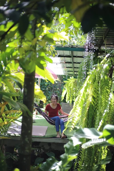 Žena Sedí Zahradě Zelenými Rostlinami — Stock fotografie