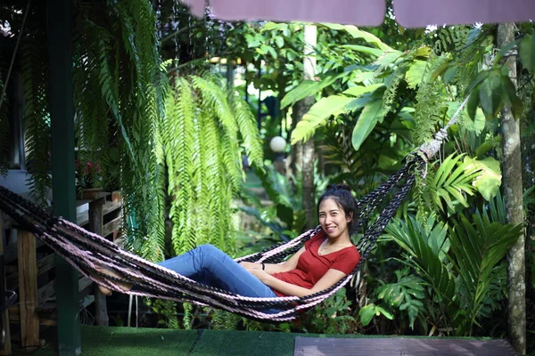 Γυναίκα Κάθεται Στον Κήπο Πράσινα Φυτά — Φωτογραφία Αρχείου