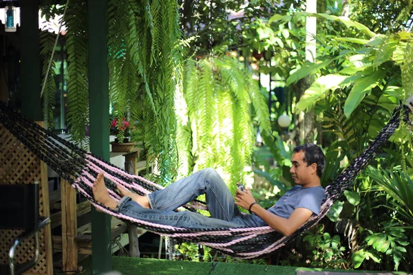 Άνδρας Που Κάθεται Στον Κήπο Πράσινα Φυτά — Φωτογραφία Αρχείου