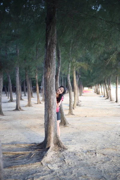 浜辺の松林の上に立つ女 — ストック写真
