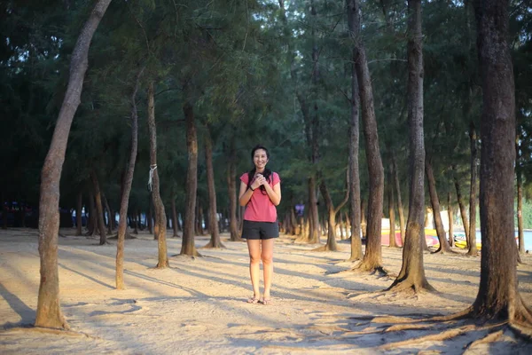 Una Donna Piedi Una Pineta Vicino Alla Spiaggia — Foto Stock