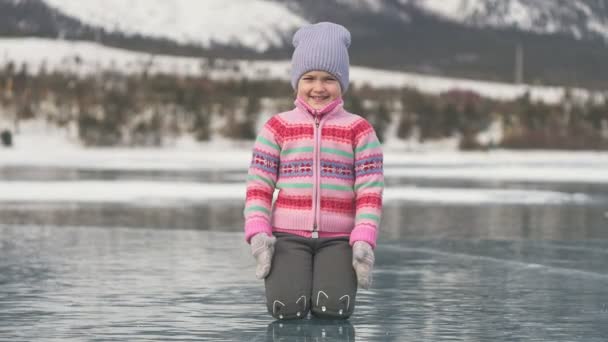 Girl is training practice yoga in winter. Children is do stretching and meditation on ice in nature. Kid practices yoga, doing twine with cracks ice. Child do sport fitness in outdoor. — Stock Footage Girl is training practice yoga in winter. Children is do stretching and meditation on ice in nature. Kid practices yoga, doing twine with cracks ice. Child do sport fitness in outdoor. Video Clip