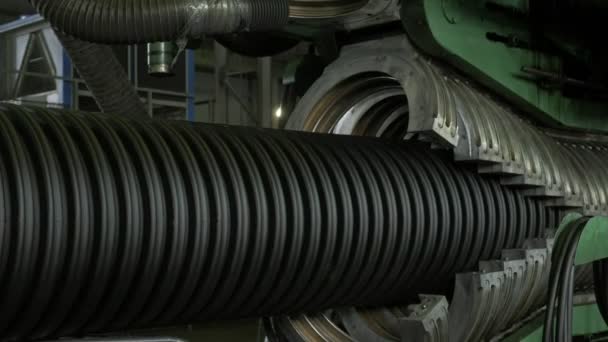 Manufacture of plastic water pipes. Manufacturing of tubes to the factory. The process of making plastic pipes on the machine tool with the use of water and air pressure. Special corrugated forms. — Stock Footage Manufacture of plastic water pipes. Manufacturing of tubes to the factory. The process of making plastic pipes on the machine tool with the use of water and air pressure. Special corrugated forms. Stock Footage