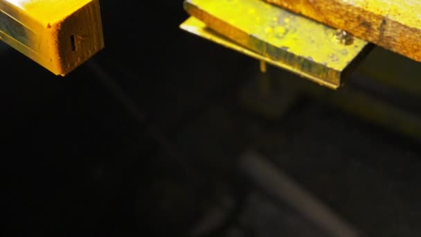 Laserbeschriftungsmaschine zum Gravieren von Pulverfarbe. Herstellung von Kunststoff-Wasserrohren Fabrik. Prozess der Herstellung von Kunststoffrohren auf der Werkzeugmaschine unter Verwendung von Wasser und Luftdruck.