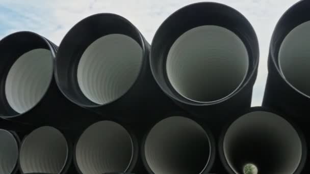 Warehouse of finished plastic pipes industrial outdoors storage site. Manufacture of plastic water pipes factory. — Stock Footage Warehouse of finished plastic pipes industrial outdoors storage site. Manufacture of plastic water pipes factory. Royalty Free Stock Video