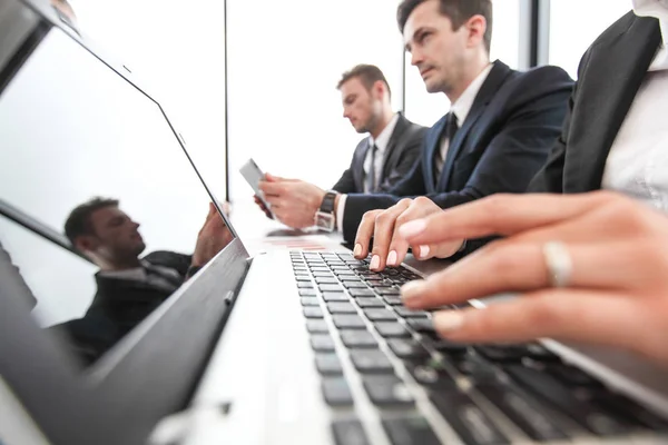 Blandet Gruppe Mennesker Forretningsmøte Som Arbeider Sammen Med Dokumenter Datamaskiner – stockfoto