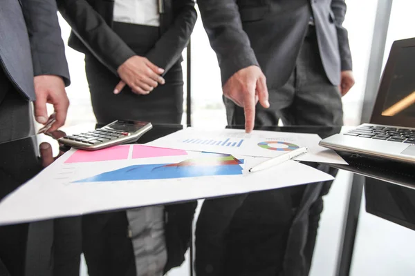 Gemengde Groep Mensen Zakelijke Bijeenkomst Werken Met Documenten Computers — Stockfoto