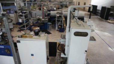 Yöneticisi ve işçiler fabrikada sac kaldırma aygıt yakınındaki