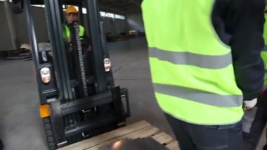 CNC makine atölyesinde alüminyum alan işçiler