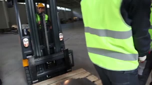 Cnc機械店でアルミビレットを取る労働者 — ストック動画