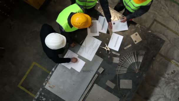 Werknemers Manager Van Veiligheidshelmen Werken Met Documenten Fabriek — Stockvideo