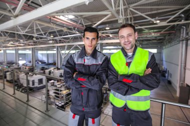 Takım iki işçi, Cnc fabrika arka plan üniforma ayakta