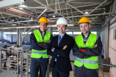 Takım Yöneticisi ve Cnc fabrikada iki işçi