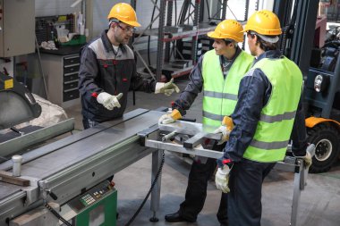 CNC Tornalar, teknisyen ve işçi ile imalat