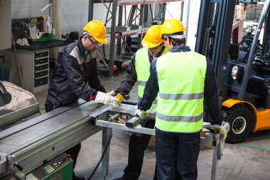 CNC Tornalar, teknisyen ve işçi ile imalat