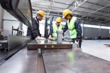 CNC Tornalar, teknisyen ve işçi ile imalat