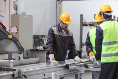 CNC Tornalar, teknisyen ve işçi ile imalat