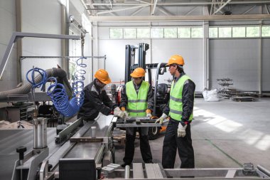 CNC Tornalar, teknisyen ve işçi ile imalat