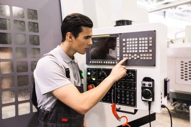 Cnc makine Denetim Kurulu fabrikasında programlama düğmelere basarak alt