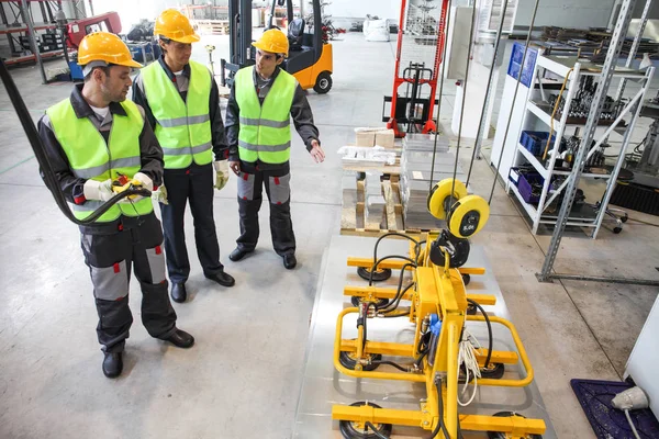 Trabajadores Cerca Dispositivo Elevación Chapa Metálica Fábrica — Foto de Stock