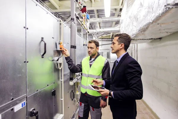 Travailleur Gestionnaire Dans Salle Des Appareillages Électriques Usine Cnc — Photo