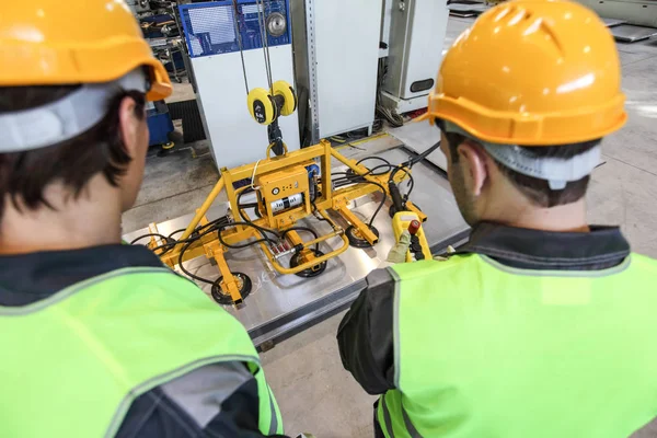 Werknemers Buurt Van Metaalplaat Hefinstallatie Fabriek — Stockfoto