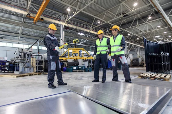 Trabajadores Pie Cerca Palanquillas Aluminio Taller Máquinas Cnc —  Fotos de Stock