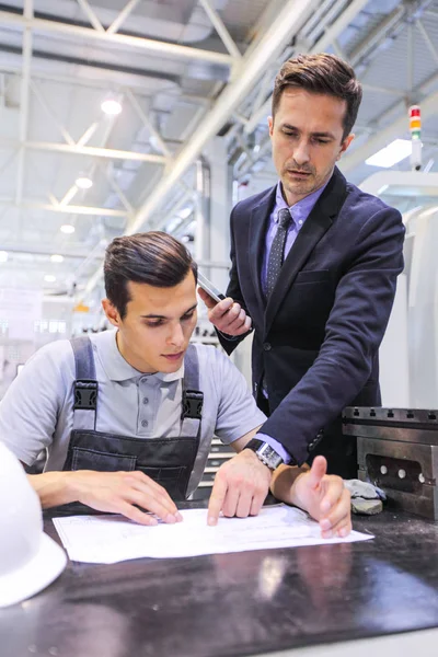 Gerente Trabajador Trabajando Con Documentos Planta Cerca Máquinas Cnc — Foto de Stock