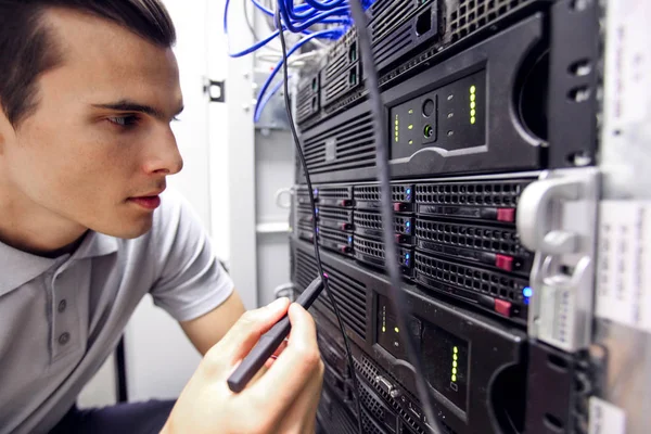 Hombre Joven Engeneer Sala Servidores Red Verificación Dispositivos Rack — Foto de Stock