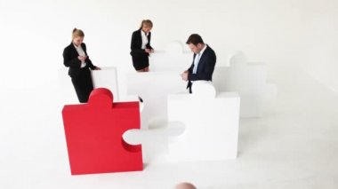 Kızgın işadamı meslektaşları tembellik için sorumlu tehdit ediyor, personel özür dilerim