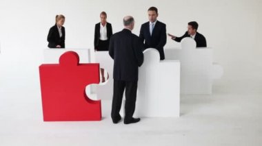 Kızgın işadamı meslektaşları tembellik için sorumlu tehdit ediyor, personel özür dilerim