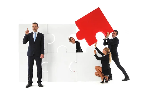 Business Team Assemblage Van Grote Puzzel Slimme Zakenman Opzij Pinting — Stockfoto